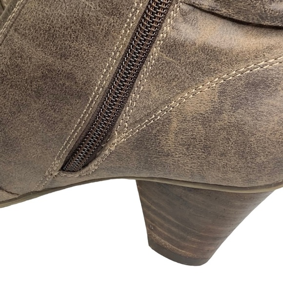 Bare Traps Like New Side Zip Distressed  Brown Ankle Boot 2” Stacked Heel Size 7 - Picture 9 of 12